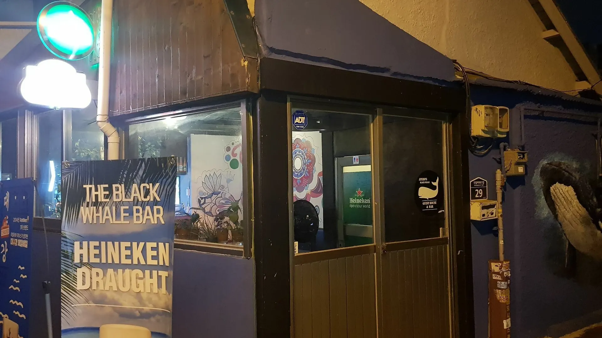 Jinho'S Black Whale Guest House & Bar Seoul Homestay